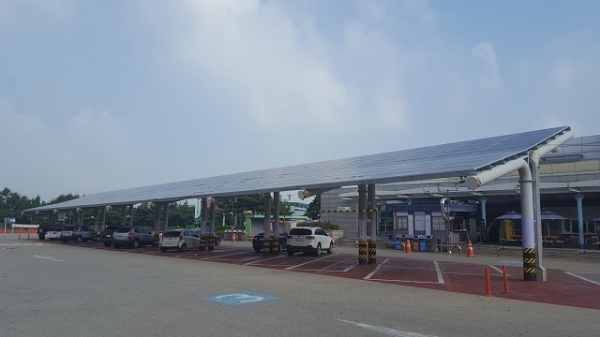 비응항 주차장 운영사인 (주)피셔리나가 제시한 태양광발전시설을 이용한 그늘막