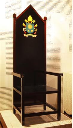 김영준 작품 '프란체스코 교황 옻칠 의자'