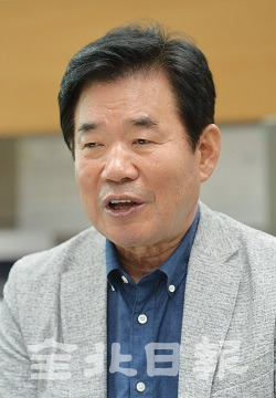 김진표 더불어민주당 대표 후보가 21일 도의회 기자실에서 기자간담회를 하고 있다. 박형민 기자