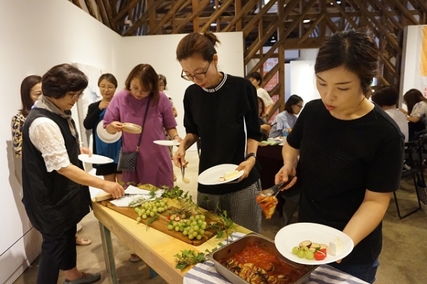 맛있는 클래食에서 제공된 라따뚜이와 프로마쥬를 참석자들이 맛보고 있다.