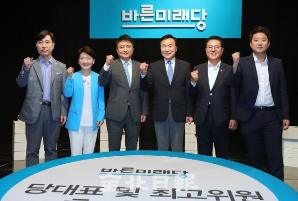 바른미래당 당대표 및 최고위원 선출을 위한 합동토론회가 열린 22일 전주MBC에서 후보들이 화이팅을 외치고 있다. 박형민 기자