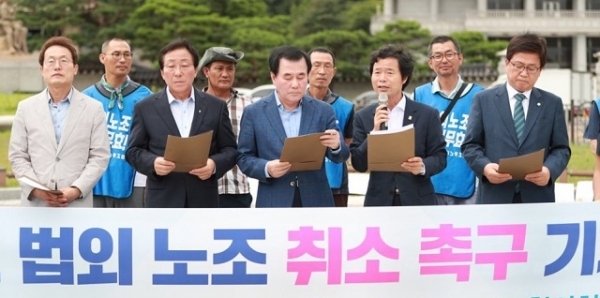 김승환 전북교육감을 비롯한 전국 5개 시·도교육감들이 청와대 앞에서 기자회견을 열고, 전교조 법외노조 처분의 즉각 취소를 요구하고 있다. 사진제공= 전북교육청