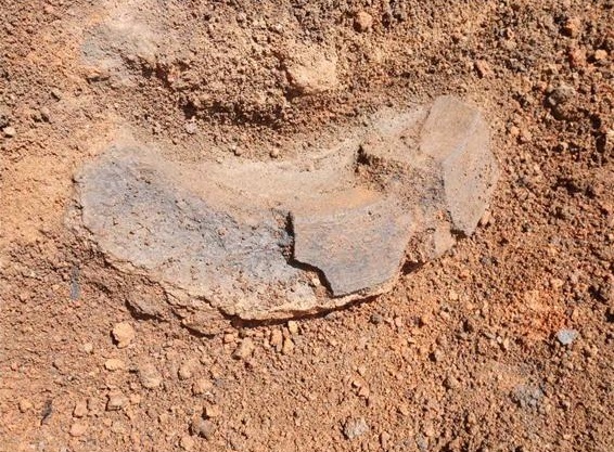 장수 대적골 유적에서 발견된 솥을 만들던 거푸집(용범) 조각.