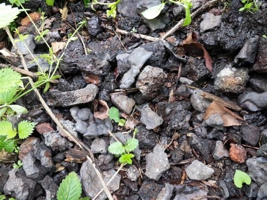 장수군 장계면 명덕리 대적골에서 발견된 슬래그 더미.