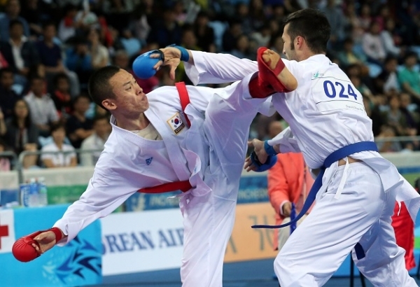 인천 아시안게임 당시의 이지환(왼쪽) /연합뉴스