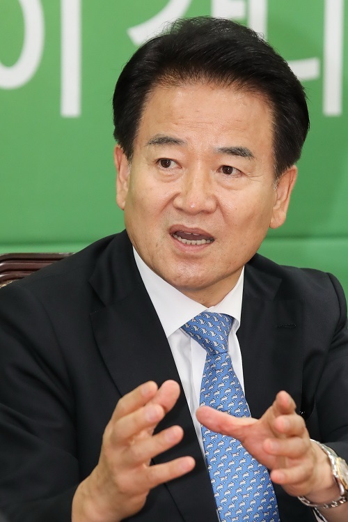 민주평화당 정동영 대표가 23일 오전 서울 여의도 국회 민주평화당 대표실에서 인터뷰 하고 있다. 한국지방신문협회 부산일보 김종호 기자