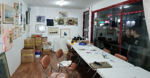 야간 갤러리 부스를 구경하고 있는 관람객.