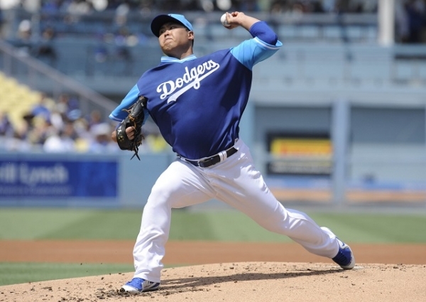 류현진(LA 다저스)이 26일(현지시간) 미국 로스앤젤레스 다저스타디움에서 열린 2018 메이저리그(MLB) 샌디에이고 파드리스와 홈경기 2회에 힘차게 공을 뿌리고 있다. 연합뉴스