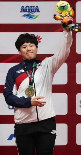 지난 26일 2018 2018 자카르타·팔렘방 아시안게임의 여자 역도 75kg급 경기에서 동메달을 딴 문민희가 시상대에서 손을 들어 보이고 있다. /사진= 연합뉴스