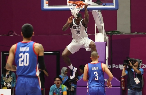 27일(현지시간) 인도네시아 자카르타 겔로라 붕 카르노(GBK) 농구장에서 열린 2018 자카르타·팔렘방 아시안게임 남자농구 8강전 한국과 필리핀의 경기에서 라건아가 덩크슛을 성공시키고 있다. 연합뉴스