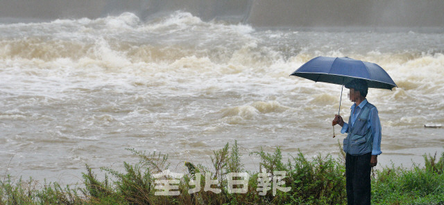 도내 일부 지역에 호우주의보가 발효되는 등 많은 비가 내린 27일 전주천에서 호우로 불어난 물이 물보라를 일으키며 흐르고 있다. 박형민 기자