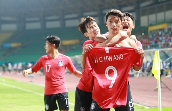 27일 오후(현지시간)인도네시아 자와바랏주 브카시의 패트리엇 스타디움에서 열린 2018 자카르타-팔렘방 아시안게임(AG) 남자 축구 8강 우즈베키스탄과의 경기에서 황희찬이 패널티킥을 넣은 뒤 환호하고 있다. /연합뉴스