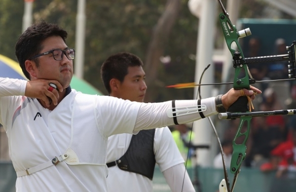 28일 오후(현지시간) 인도네시아 자카르타 겔로라 붕 카르노(GBK) 양궁장에서 열린 2018 자카르타·팔렘방 아시안게임 양궁 리커브 남자 개인 결승 한국의 김우진 대 이우석 경기에서 김우진이 과녁을 조준하고 있다. 연합뉴스