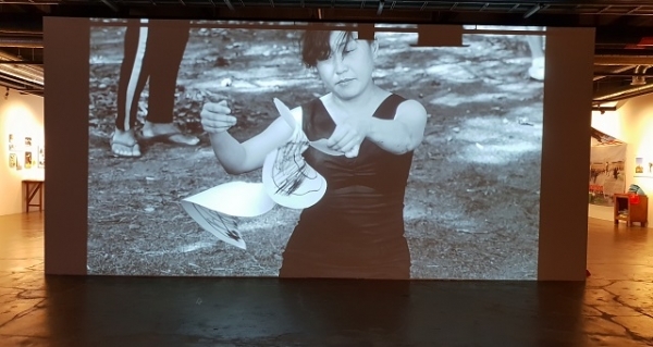 ‘몸짓에 담다: 내면성의 상연’ 전이 열리고 있는 전시장. 참여 작가들의 퍼포먼스 영상이 상영되고 있다.