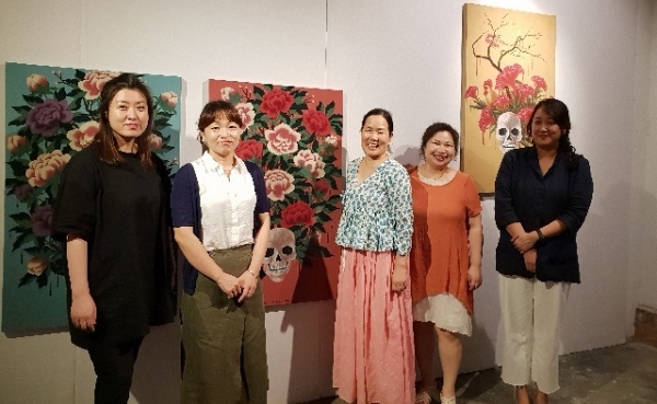 28일 전시오픈식에서 만난 전시 참여 작가들. 김보영, 정하영, 한숙, 송은경, 송상민 작가(왼쪽부터).