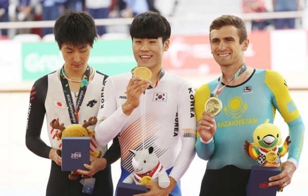 29일 오후 (현지시간) 인도네시아 자카르타 인터내셔널 벨로드롬에서 열린 2018 자카르타-팔렘방 아시안게임 사이클 트랙 남자 개인추발 시상식에서 금메달을 획득한 한국 박상훈이 포즈를 취하고 있다.  연합뉴스