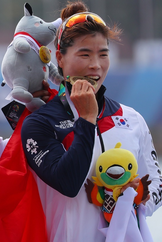 30일(현지시간) 인도네시아 팔렘방 자카바링 스포츠 시티 조정·카누 경기장에서 열린 2018 자카르타-팔렘방 아시안게임 카약 싱글 여자 500미터 시상식에서 동메달을 획득한 이순자가 메달을 들고 포즈를 취하고 있다. 연합뉴스