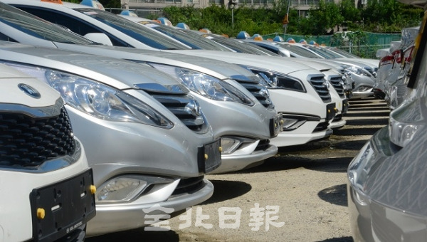 지난 29일 전주 성심택시회사 주차장에 번호판을 뗀 택시들이 줄지어 주차돼 있다. 박형민 기자