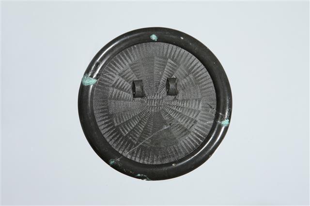 완주 갈동에서 출토된 잔무늬거울. 컴퍼스 원리를 이용하고 정교한 무늬를 새겨 굉장한 기술력을 보여준다. 전북 혁신도시 일대에 머물렀던 세력의 선진화된 기술 수준을 보여준다.