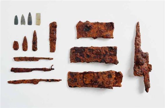 완주 신풍에서 발굴된 쇠화살촉, 쇠새기개, 쇠손칼, 쇠도끼, 쇠끌 등 철기류와 돌화살촉(왼쪽 상단)