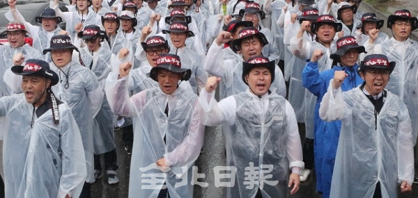 30일 전주시 서신동 바구벌 아이파크 신축현장 앞에서 한국노동조합총연맹 조합원 300여 명이 모여 해당 아파트 건설에 대해 민주노총을 규탄하는 집회를 하고 있다. 조현욱 기자