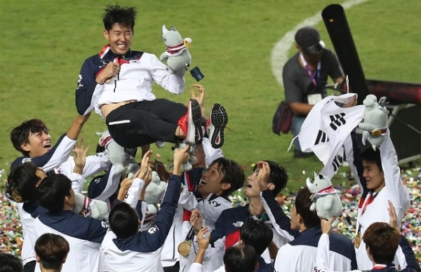 1일 오후(현지시간) 인도네시아 자와바랏주 보고르 치비농의 파칸사리 스타디움에서 열린 2018 자카르타·팔렘방 아시안게임 남자축구 결승전 한국과 일본의 경기가 한국의 2대1 승리로 끝났다. 한국 손흥민이 금메달을 목에 걸고 동료들의 축하를 받고 있다. 연합뉴스