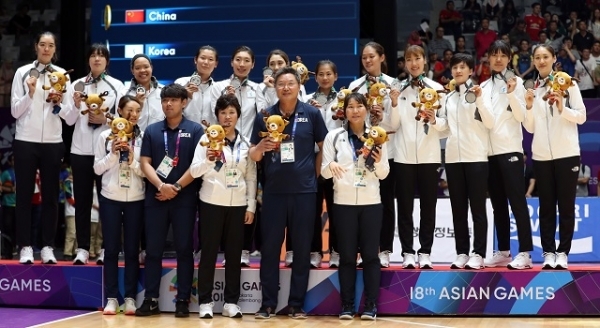 1일 오후(현지시간) 인도네시아 자카르타 겔로라 붕 카르노(GBK) 이스토라 농구장에서 열린 2018 자카르타·팔렘방 아시안게임 여자농구 시상식에서 남북단일팀 선수들이 은메달을 목에 걸고 있다. 연합뉴스