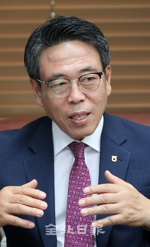 취임 3주년을 넘긴 전주농협 임인규 조합장이 전북일보와의 인터뷰에서 남은 임기 동안의 계획에 대해 말하고 있다. 조현욱 기자