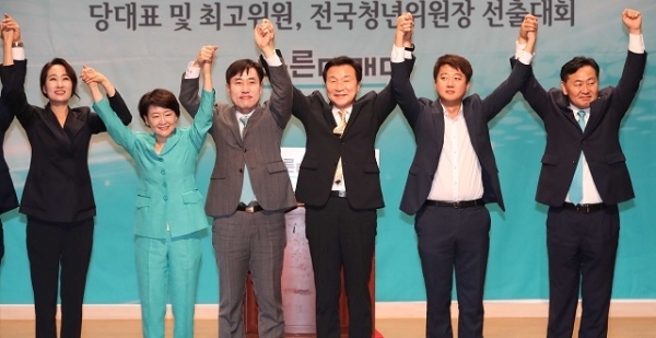 2일 오후 국회 의원회관에서 열린 바른미래당 당대표 및 최고위원 및 전국청년위원장 선출대회에서 당대표 및 최고위원 등 당선자들이 포즈를 취하고 있다. 왼쪽부터 김수민 전국청년위원장, 권은희 최고위원, 하태경 최고위원, 손학규 신임대표, 이준석 최고위원, 김관영 원내대표. 연합뉴스