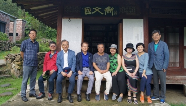 9월 1일 회문재란 편액이 붙은 한옥 서재에서 자유포럼 회원들과 김용택 시인이 기념촬영을 하고 있다.