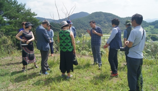 순창 인계 말명당에서 자유포럼 회원들이 김두규 우석대 교수에게 성리학과 풍수와의 관계에 대한 설명을 듣고 있다.