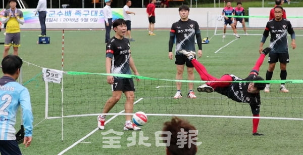 2018 전북일보배 생활체육 족구대회가 2일 전주대 인조잔디축구장에서 열린 가운데 대회 참가 선수가 멋진 공격을 선보이고 있다. 박형민 기자