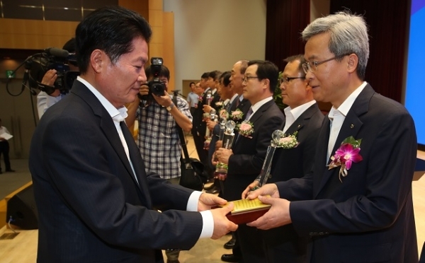 김병원 농협중앙회장(왼쪽)이 유재도 전북농협 본부장에게 상패를 전달하고 있다.