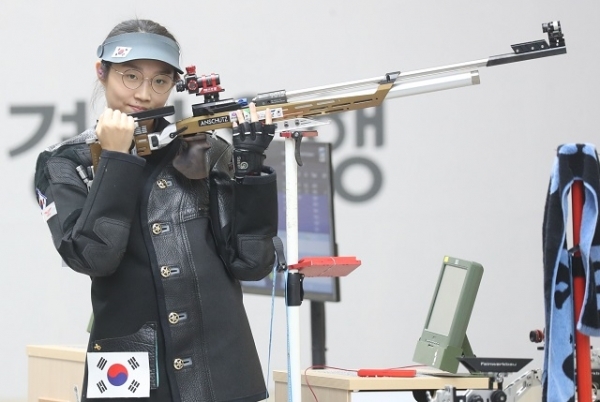 3일 경남 창원시 의창구 창원사격장에서 열린 2018 창원세계사격선수권 대회 여자 10ｍ 공기소총 결선 경기에서 금메달을 딴 한국 임하나가 마지막 사격을 앞두고 활짝 웃고 있다. 연합뉴스