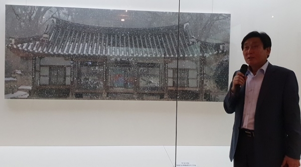 국립전주박물관 ‘조선 선비문화 사진전’이 3일 개막식을 가진 가운데 사진을 촬영한 이흥재 무성서원 부원장이 전시된 작품을 설명하고 있다.