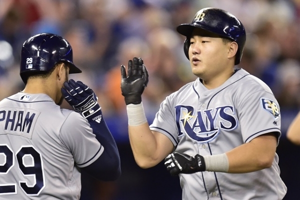 탬파베이 레이스의 지명타자로 나선 최지만(오른쪽)이 3일(현지시간) 캐나다 토론토 로저스센터에서 열린 2018 메이저리그(MLB) 토론토 블루제이스와 경기 7회에 솔로홈런을 친 후 팀 동료 토미 팜과 하이파이브를 하고 있다. 연합뉴스