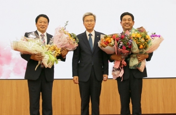 이달의 우수조합장에 선정된 김용준 장수농협 조합장(왼쪽)과 국영석 고산농협 조합장(오른쪽)이 기념촬영을 하고 있다.