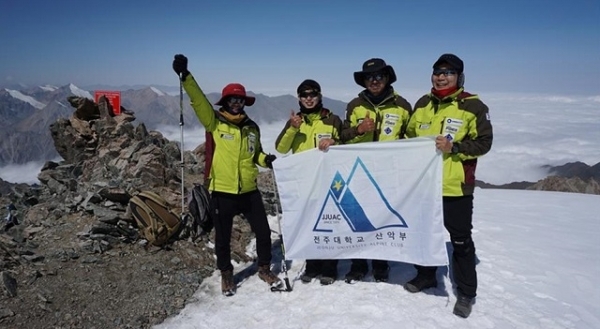 키르기스스탄 데케토르·우치텔봉 등정에 성공한 전주대 산악부 대원들이 산 정상에서 기념촬영을 하고 있다. 사진 제공= 전주대