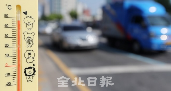 지난 7월 27일 전주 종합경기장 네거리 도로변 온도가 50℃에 육박하고 있다. 전북일보 자료사진