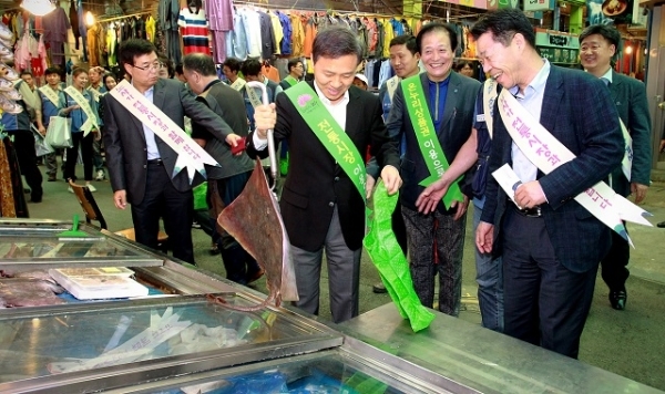 지난해 추석을 앞두고 현대자동차 문정훈 공장장과 김승수 전주시장 등 유관기관장들과 함께 전주남부시장에서 전통시장 활성화를 위한 ‘정(情) 보러 가요’ 장보기 이벤트에 나선 모습.