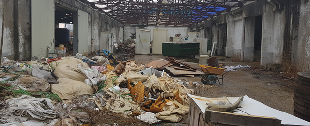 익산시 영등동 산업부 소유의 옛 보일콘 공장부지에 수개월째 방치돼 있는 불법 폐기물.