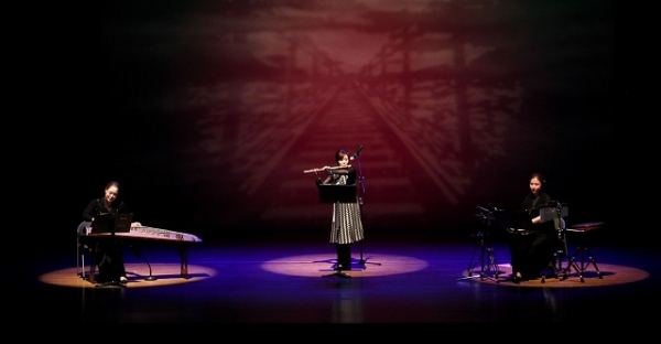 전북도립국악원 관현악단의 가야금, 대금, 타악 연주.