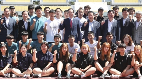 5일 익산 종합운동장 일대에서 열린 2018 전국체전,장애인체전 준비상황 보고회에 송하진 도지사와 정헌율 익산시장 및 시군 부단체장, 도체육회 임원들이 주요 분야별 준비상황 보고 및 토론회를 갖고 익산시 선수단과 기념촬영을 하고 있다. 사진제공= 전북도