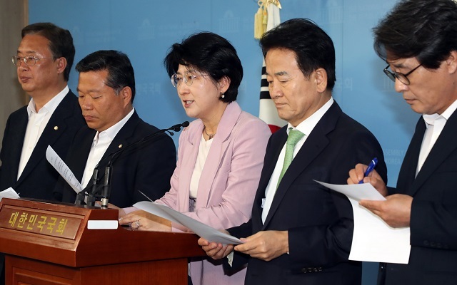 정동영 대표를 비롯한 민주평화당 의원들이 5일 국회 정론관에서 이해찬 대표가 새만금 신공항 건설에 반대한다는 취지로 발언한것을 규탄하며 입장전환을 요구하는 기자회견을 하고 있다. /연합뉴스