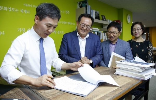 김승수 전주시장이 민선7기 첫 결재사업인 '1000만 그루 가든 시티 전주' 프로젝트를 검토하고 있다. 사진제공= 전주시.