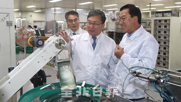 이상직 중소기업진흥공단 이사장(가운데)이 도내 기업 비나텍(주)을 방문한 5일 성도경 대표이사(오른쪽)와 같이 탄소 전지 생산라인을 둘러보고 있다. 조현욱 기자