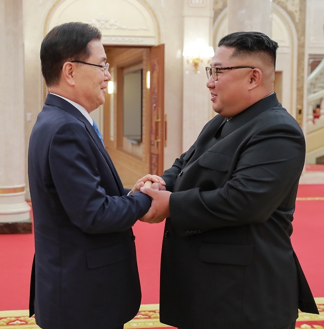 문재인 대통령의 특별 사절단 단장인 정의용 국가안보실장이 5일 북한 평양 노동당 본부청사에서 김정은 북한 국방위원장을 만나 악수하고 있다. 5인의 대북 특사단은 평양에 11시간 40분을 체류하며 남북정상회담 일정·남북관계 진전·비핵화 방안 협의를 마치고 오후 서울공항을 통해 귀환했다. /연합뉴스