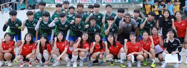 6일 전주중학교를 방문한 전북 현대모터스의 한교원, 로페즈 선수가 축구동아리 학생들과 포즈를 취하고 있다. 사진 제공= 전북 현대