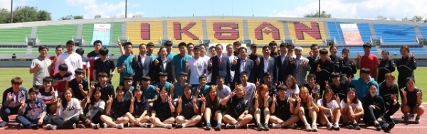 지난 5일 익산종합운동장에서 송하진 전북도지사와 전국체전에 출전하는 전북 선수단이 기념촬영을 하고 있다. 사진 제공= 전북체육회