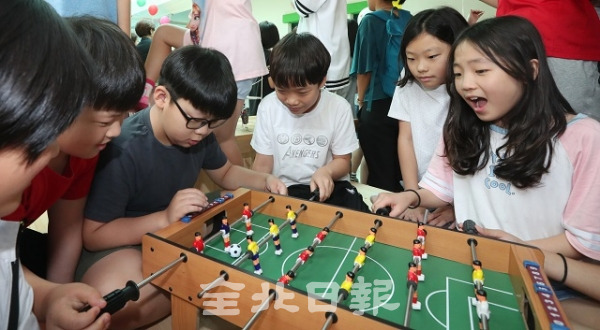 아동 친화 공간인 '송북초참새방앗간' 개장식이 전주시 성북초등학교에서 열린 6일 아이들이 테이블 축구 게임을 하며 즐거워하고 있다. 조현욱 기자